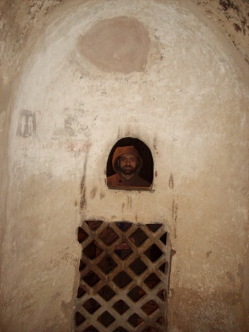 În catacombele Bisericii Sfântul Dimitrie Izvorâtorul de Mir, Salonic, decembrie 2009.