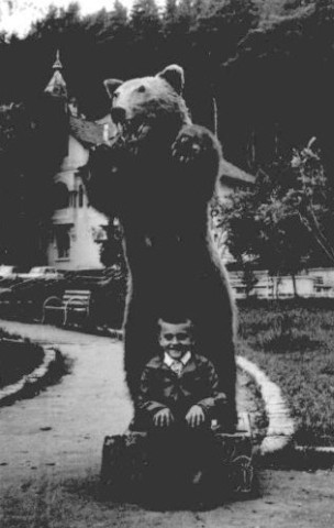 Clasica poză cu ursul, Sângeroz-Băi, 1980.