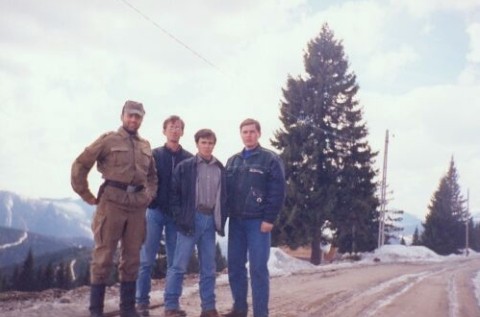 La munte, Rânca, 1999, alături de colegi de armată, Mihai Bizomescu, Cătălin Florian Giurma, Stejărel Buşan.